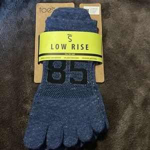 SOLD. NWT Toesox Low Rise Grip Yoga Pilates Socks. (Medium)